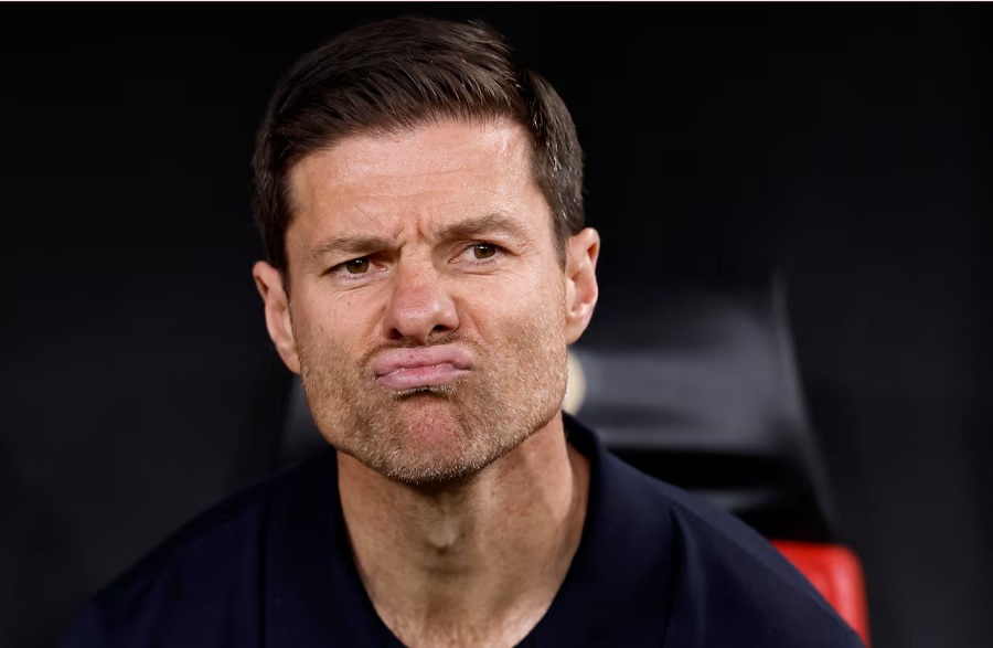 Xabi Alonso cau có, thể hiện sự bất mãn của HLV.